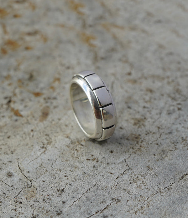 Handmade silver ring band with brutaliste detail. Can be worn by a man or a woman, unisex and minimalist.